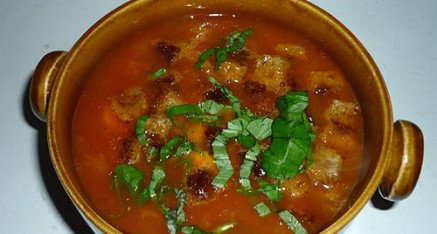 Paprikasuppe mit Basilikum